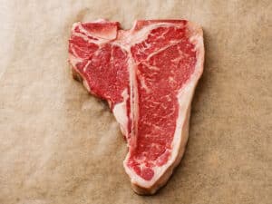 Er is iets magisch aan een perfect bereide T-Bone Steak. De T-Bone Steak van Black Angus Prime uit Nieuw-Zeeland is een culinaire parel die elke vleesliefhebber zal doen watertanden. Dit uitmuntende stuk vlees is afkomstig van 100% grasgevoerde runderen, grootgebracht in de ongerepte natuur van Nieuw-Zeeland. Elk aspect van deze steak ademt kwaliteit en vakmanschap.