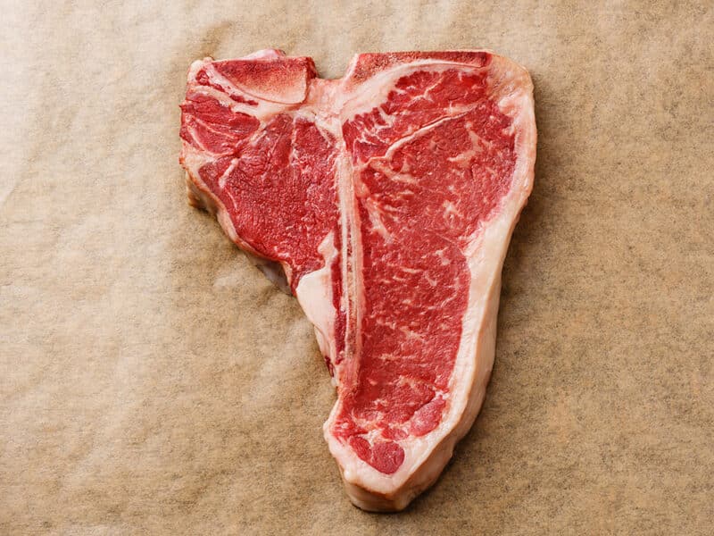 Er is iets magisch aan een perfect bereide T-Bone Steak. De T-Bone Steak van Black Angus Prime uit Nieuw-Zeeland is een culinaire parel die elke vleesliefhebber zal doen watertanden. Dit uitmuntende stuk vlees is afkomstig van 100% grasgevoerde runderen, grootgebracht in de ongerepte natuur van Nieuw-Zeeland. Elk aspect van deze steak ademt kwaliteit en vakmanschap.