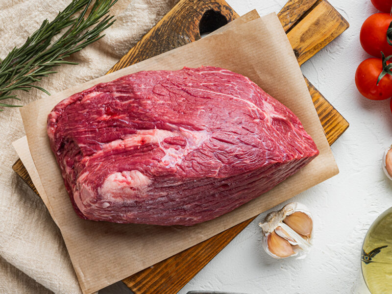 Er is niets zo bevredigend als het bereiden van een perfect stuk brisket. De brisket van Aberdeen Angus, afkomstig uit het weelderige Australië, is een meesterwerk van vlees dat elke serieuze BBQ-liefhebber in zijn repertoire moet hebben. Dit stuk vlees, dat afkomstig is van grasgevoerde runderen die hun laatste 100 dagen op een graandieet zijn afgerond, biedt een smaakbeleving die simpelweg ongeëvenaard is.