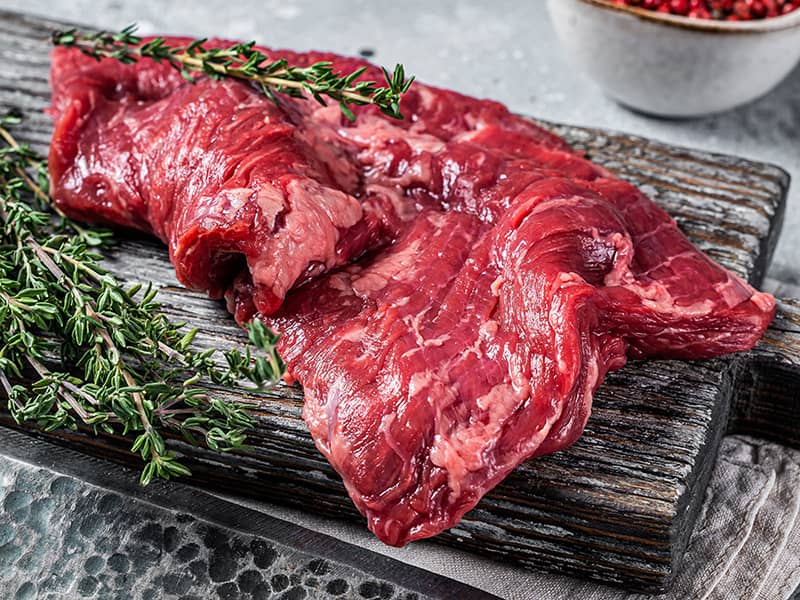 De bavette van 100% grasgevoerde Angus uit Nieuw-Zeeland is een absoluut hoogtepunt in de culinaire wereld. Dit prachtige stuk vlees, afkomstig van runderen die vrij grazen in het ongerepte landschap van Nieuw-Zeeland, biedt een intense, volle smaak die je bij elke hap zult waarderen.