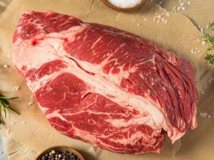 De Chuck Roast van Aberdeen Angus, rechtstreeks uit het prachtige Australië, is precies dat. Dit voortreffelijke stuk vlees, afkomstig van runderen die 100 dagen op een graandieet zijn afgerond, biedt een ongeëvenaarde smaak en textuur die je barbecue-ervaring naar een hoger niveau tilt.