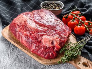 Er is niets zo bevredigend als het bereiden van een perfect stuk brisket. De brisket van Aberdeen Angus, afkomstig uit het weelderige Australië, is een meesterwerk van vlees dat elke serieuze BBQ-liefhebber in zijn repertoire moet hebben. Dit stuk vlees, dat afkomstig is van grasgevoerde runderen die hun laatste 100 dagen op een graandieet zijn afgerond, biedt een smaakbeleving die simpelweg ongeëvenaard is.