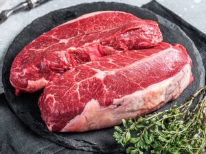 Ontdek de verrukkelijke Flat Iron Steak van The Marbled Meat. Deze malse delicatesse, afkomstig van 100% grasgevoerde Black Angus runderen uit het ongerepte Nieuw-Zeeland, is een ware traktatie voor elke vleesliefhebber.