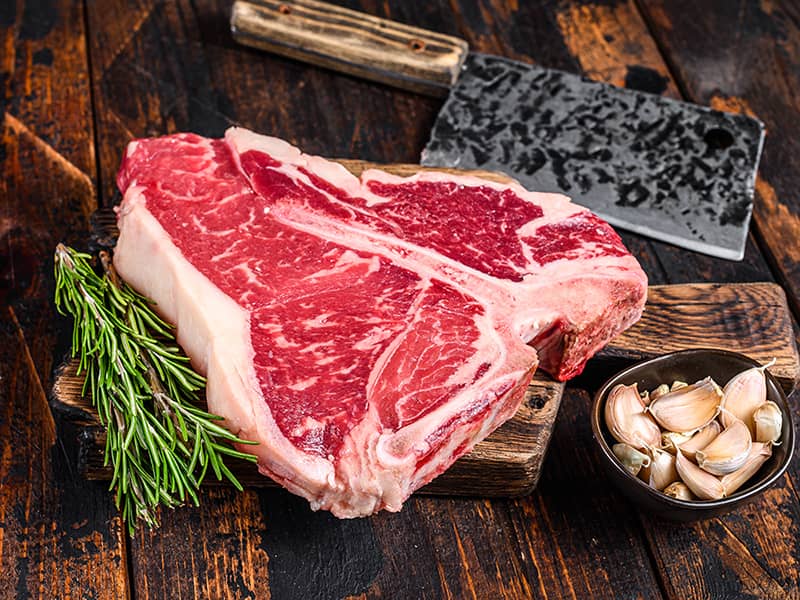 Er is iets magisch aan een perfect bereide T-Bone Steak. De T-Bone Steak van Black Angus Prime uit Nieuw-Zeeland is een culinaire parel die elke vleesliefhebber zal doen watertanden. Dit uitmuntende stuk vlees is afkomstig van 100% grasgevoerde runderen, grootgebracht in de ongerepte natuur van Nieuw-Zeeland. Elk aspect van deze steak ademt kwaliteit en vakmanschap.