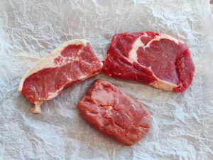 carnivoor dieet pakket grasgevoerd rundvlees op slagerspapier een entrecote een ribeye en een kogelbiefstuk