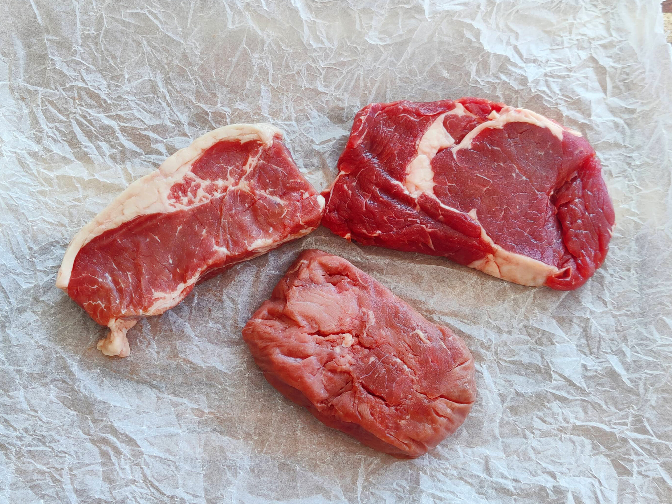 carnivoor dieet pakket grasgevoerd rundvlees op slagerspapier een entrecote een ribeye en een kogelbiefstuk